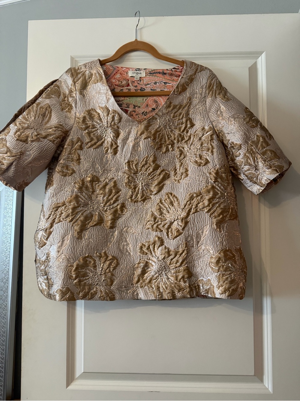 Umgee NWOT Gold Floral Jacquard V-Neck Tunic on Cream size lg